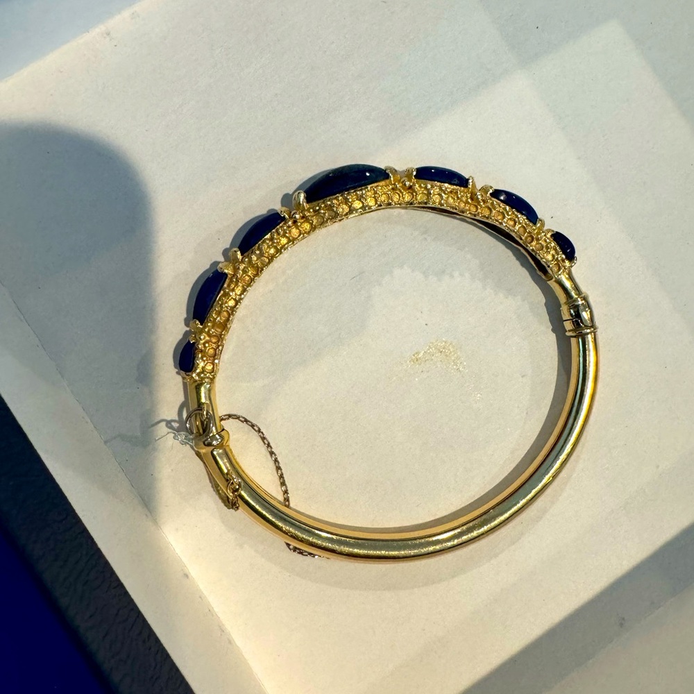 One (1) 14 karat yellow gold bracelet